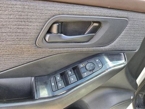 Used 2023 Nissan Rogue S image 12