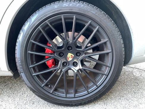 Used 2023 Porsche Cayenne GTS AWD/4WD image 17