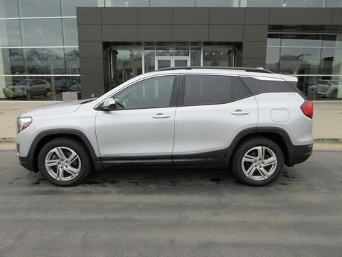 Used 2018 GMC Terrain SLE w/ Driver Convenience Package image 3