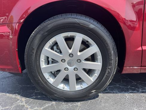 Used 2014 Chrysler Town & Country Touring w/ Driver Convenience Group FWD image 12