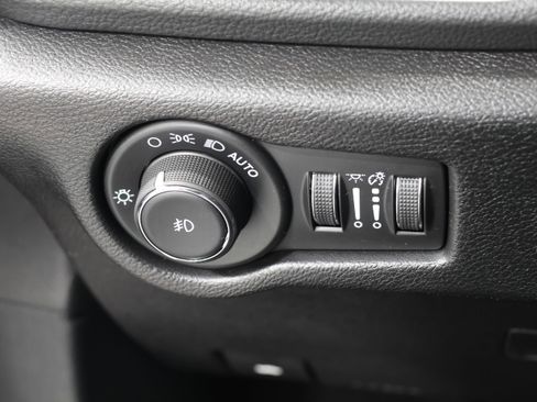 Used 2025 Chrysler Pacifica Select image 15