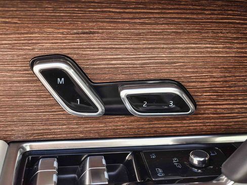 Certified 2025 Land Rover Range Rover SE image 23