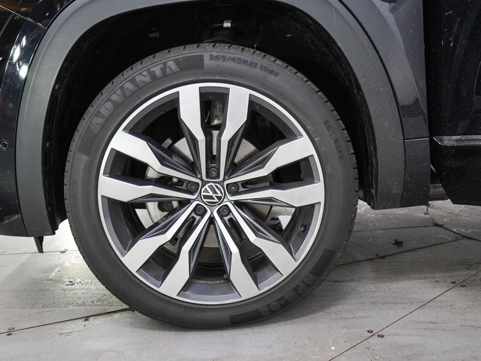 Used 2023 Volkswagen Atlas Cross Sport SEL Premium R-Line AWD/4WD image 32