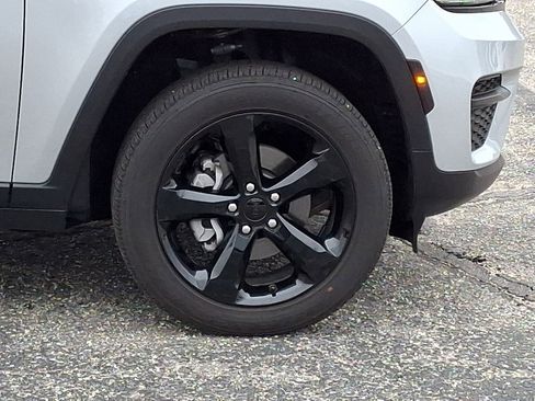 Used 2025 Jeep Grand Cherokee Altitude image 8