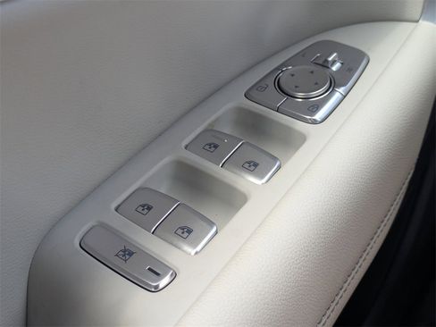 Used 2025 Genesis G70 2.5T image 25