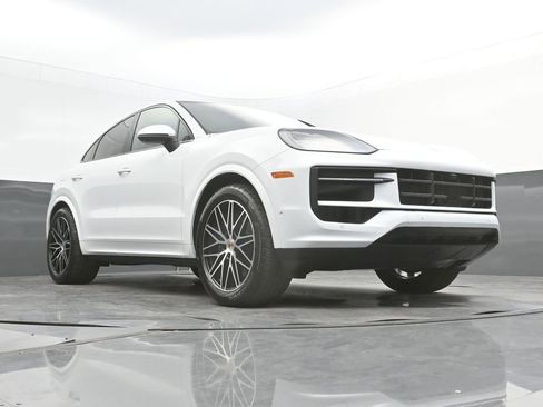 Certified 2025 Porsche Cayenne Coupe AWD/4WD image 41