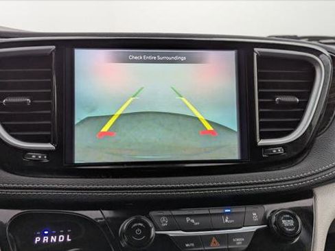 Used 2023 Chrysler Pacifica Limited FWD image 30