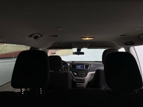 Used 2018 Chrysler Pacifica L image 18