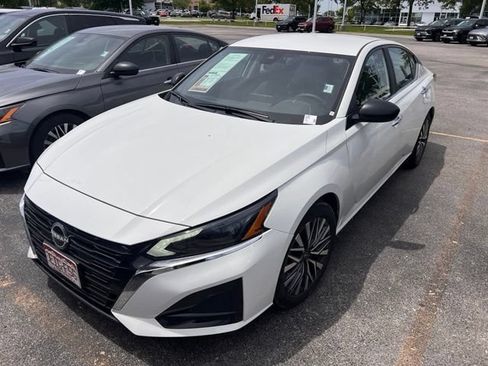 Used 2025 Nissan Altima 2.5 SV FWD image 3