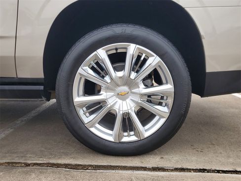 Used 2024 Chevrolet Suburban High Country w/ Premium Package image 9