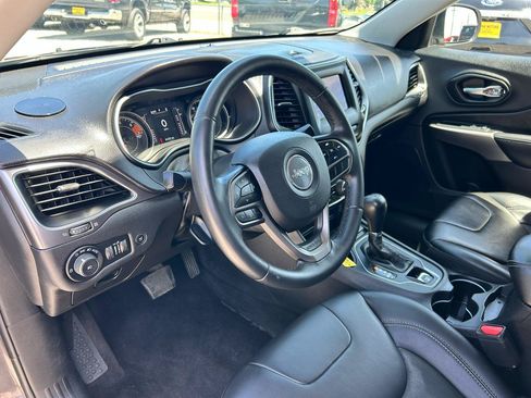 Used 2019 Jeep Cherokee Latitude Plus w/ Comfort/Convenience Group FWD image 6