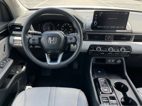 Used 2025 Honda Pilot Touring image 11