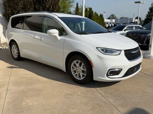 Used 2021 Chrysler Pacifica Touring-L w/ Uconnect Theater Family Group FWD image 7