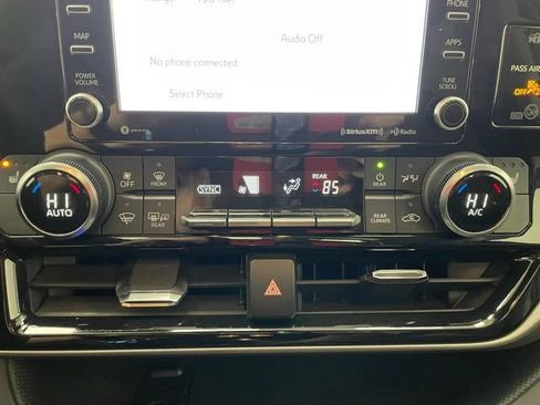 Used 2021 Toyota Highlander XLE image 6