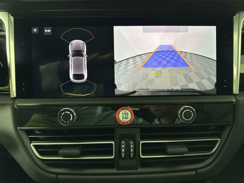 Certified 2025 Porsche Macan image 24