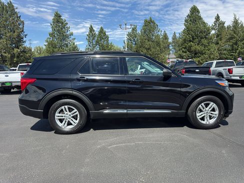 Used 2021 Ford Explorer XLT w/ Equipment Group 202A AWD/4WD image 7
