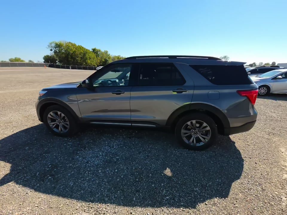 Used 2022 Ford Explorer XLT w/ Equipment Group 202A AWD/4WD image 2