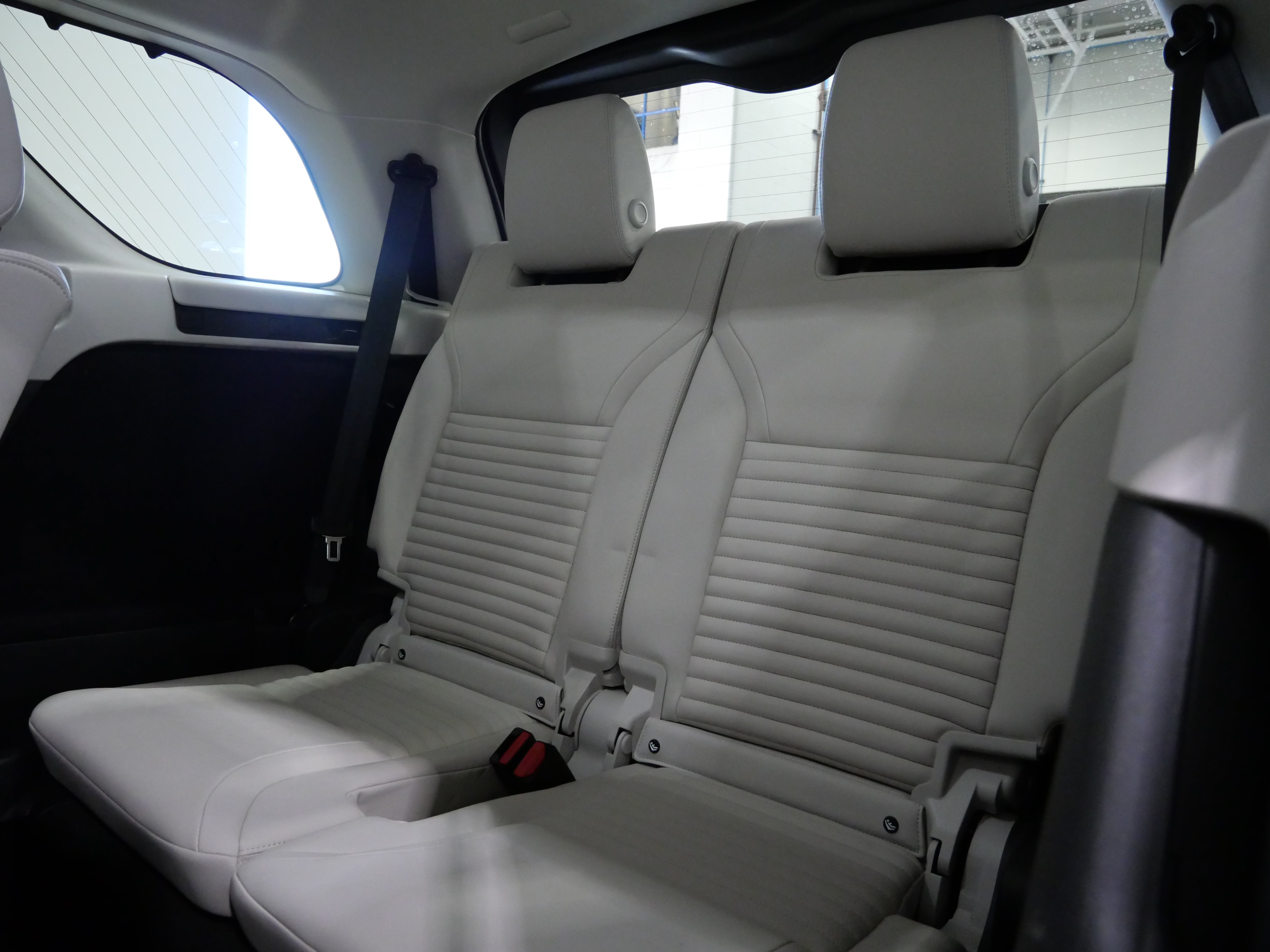 Used 2025 Land Rover Discovery S AWD/4WD image 25