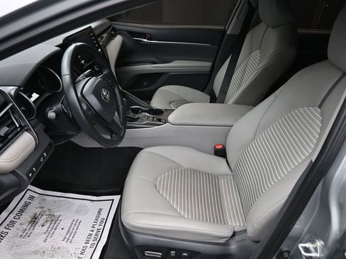 Used 2023 Toyota Camry SE image 11