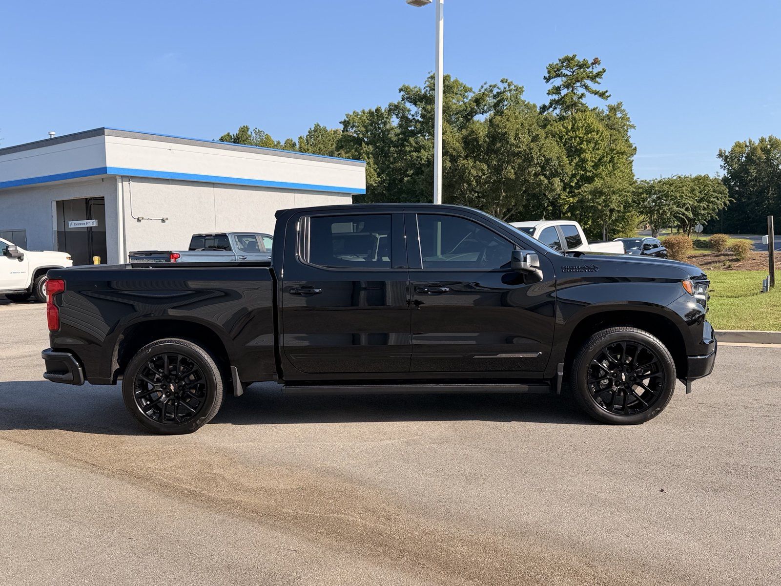 Used 2025 Chevrolet Silverado 1500 High Country w/ High Country Premium Package AWD/4WD image 13