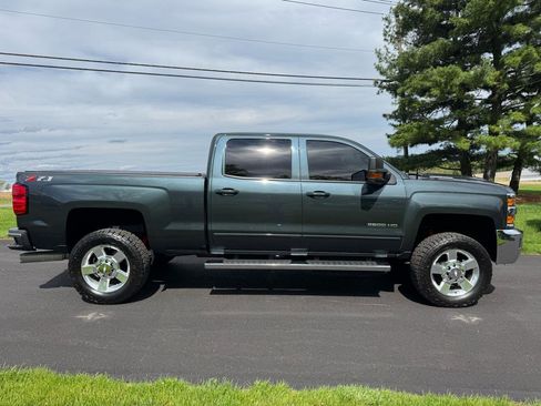 Used 2019 Chevrolet Silverado 2500 LT w/ LT Convenience Package AWD/4WD image 5