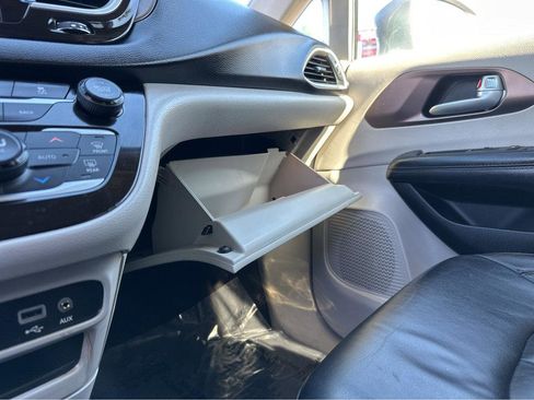 Used 2017 Chrysler Pacifica Touring-L image 31