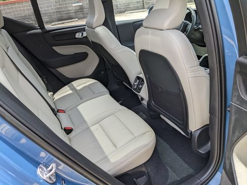 Certified 2023 Volvo XC40 B5 Plus AWD/4WD image 25