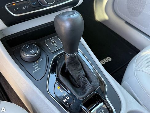 Used 2019 Jeep Cherokee Limited w/ Luxury Group image 24