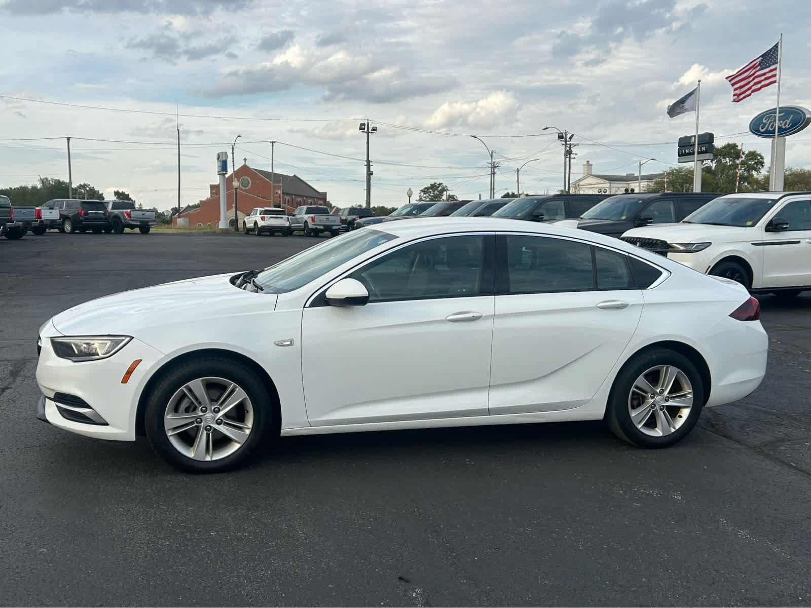 Used 2019 Buick Regal Preferred FWD image 1