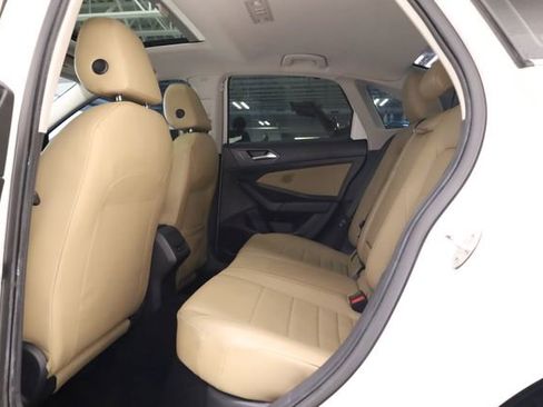 Used 2021 Volkswagen Jetta SE w/ SE Cold Weather Package image 22