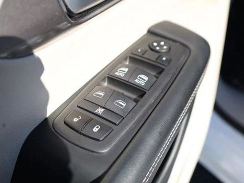 Certified 2024 Chrysler Pacifica Touring-L image 14