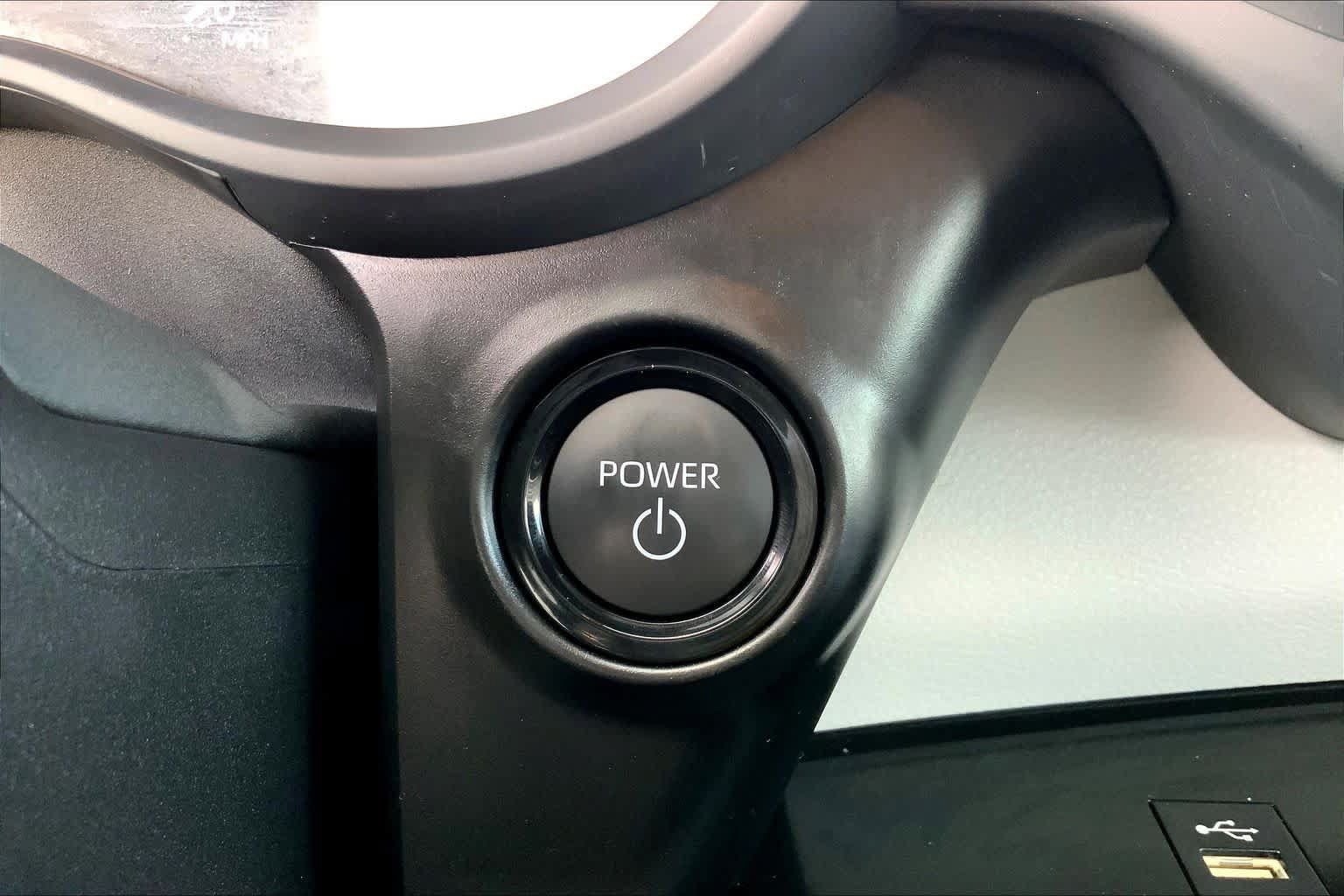 Certified 2025 Toyota Sienna XLE FWD image 31