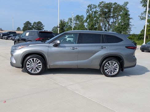 Certified 2026 Toyota Highlander Platinum AWD/4WD image 2