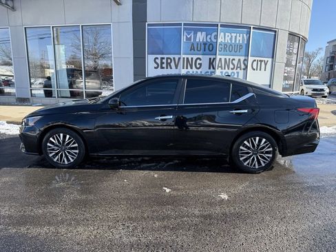 Used 2024 Nissan Altima 2.5 SV image 2