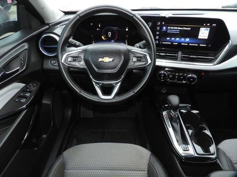 Certified 2025 Chevrolet Trax LT w/ LT Convenience Package image 20