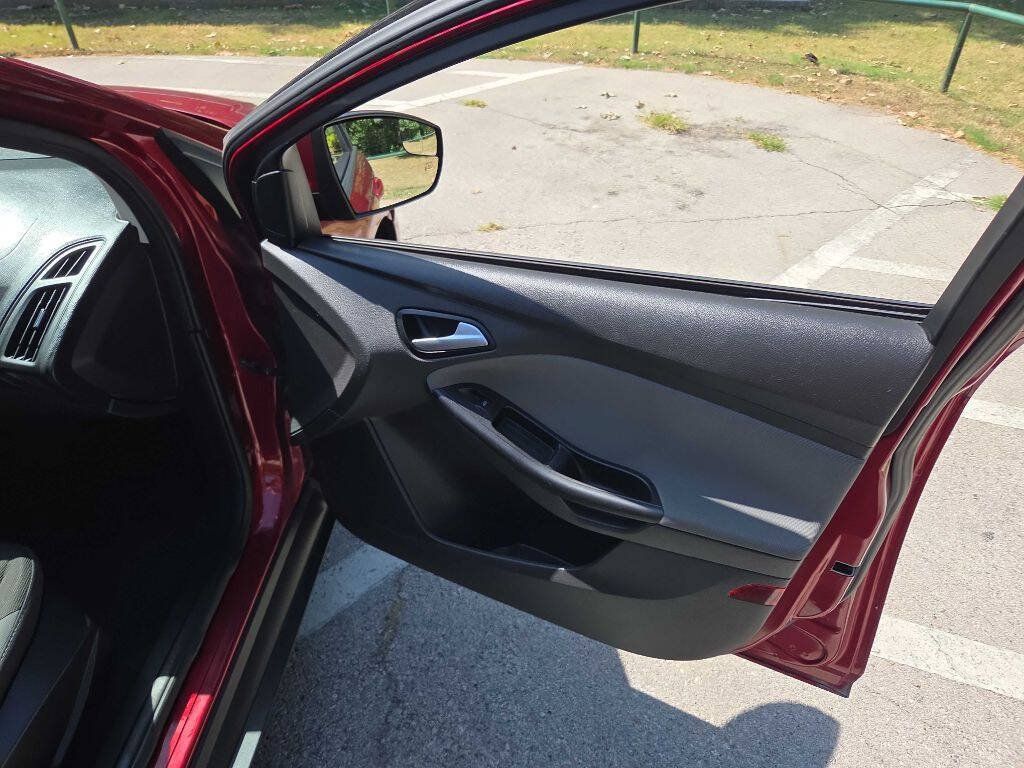 Used 2013 Ford Focus SE w/ SE Winter Pkg FWD image 22