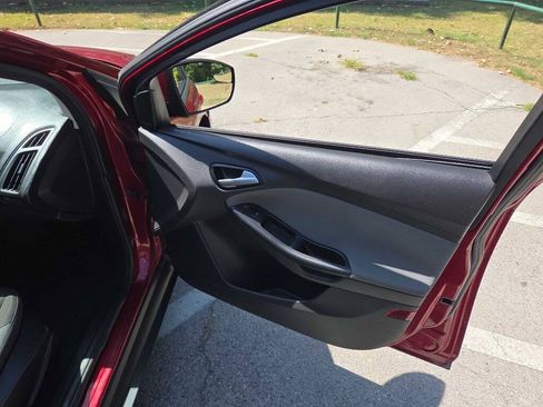 Used 2013 Ford Focus SE w/ SE Winter Pkg FWD image 22
