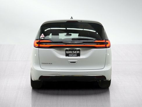 Used 2025 Chrysler Pacifica Select FWD image 4