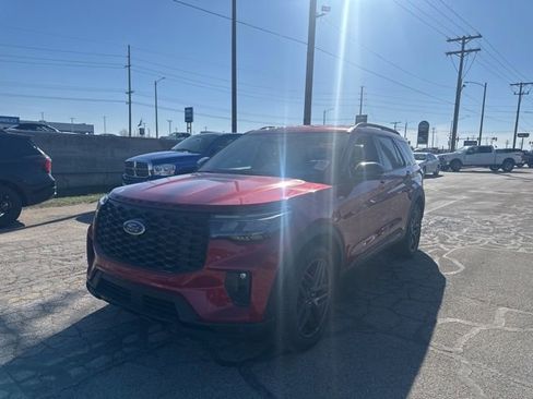 Used 2025 Ford Explorer ST-Line w/ ST-Line Street Pack image 2