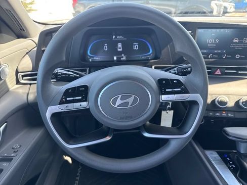 Used 2025 Hyundai Elantra SE FWD image 17