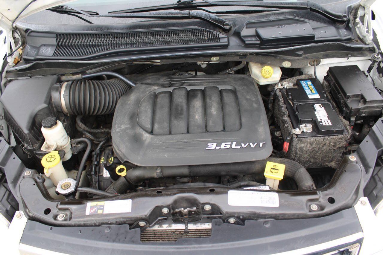 Used 2014 Chrysler Town & Country Touring-L FWD image 16
