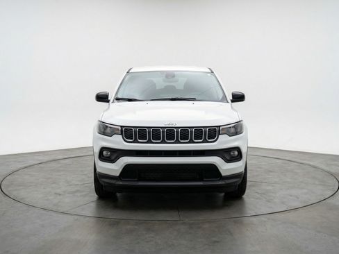 Used 2025 Jeep Compass Latitude image 2