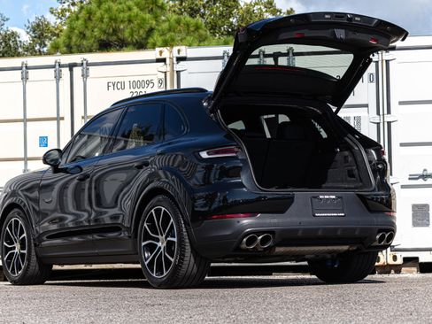 Used 2024 Porsche Cayenne S AWD/4WD image 28