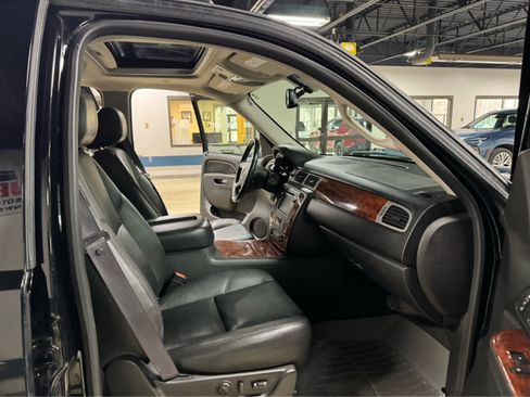 Used 2012 Chevrolet Avalanche LTZ image 11