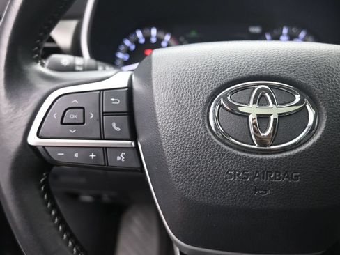 Used 2024 Toyota Highlander XLE FWD image 15