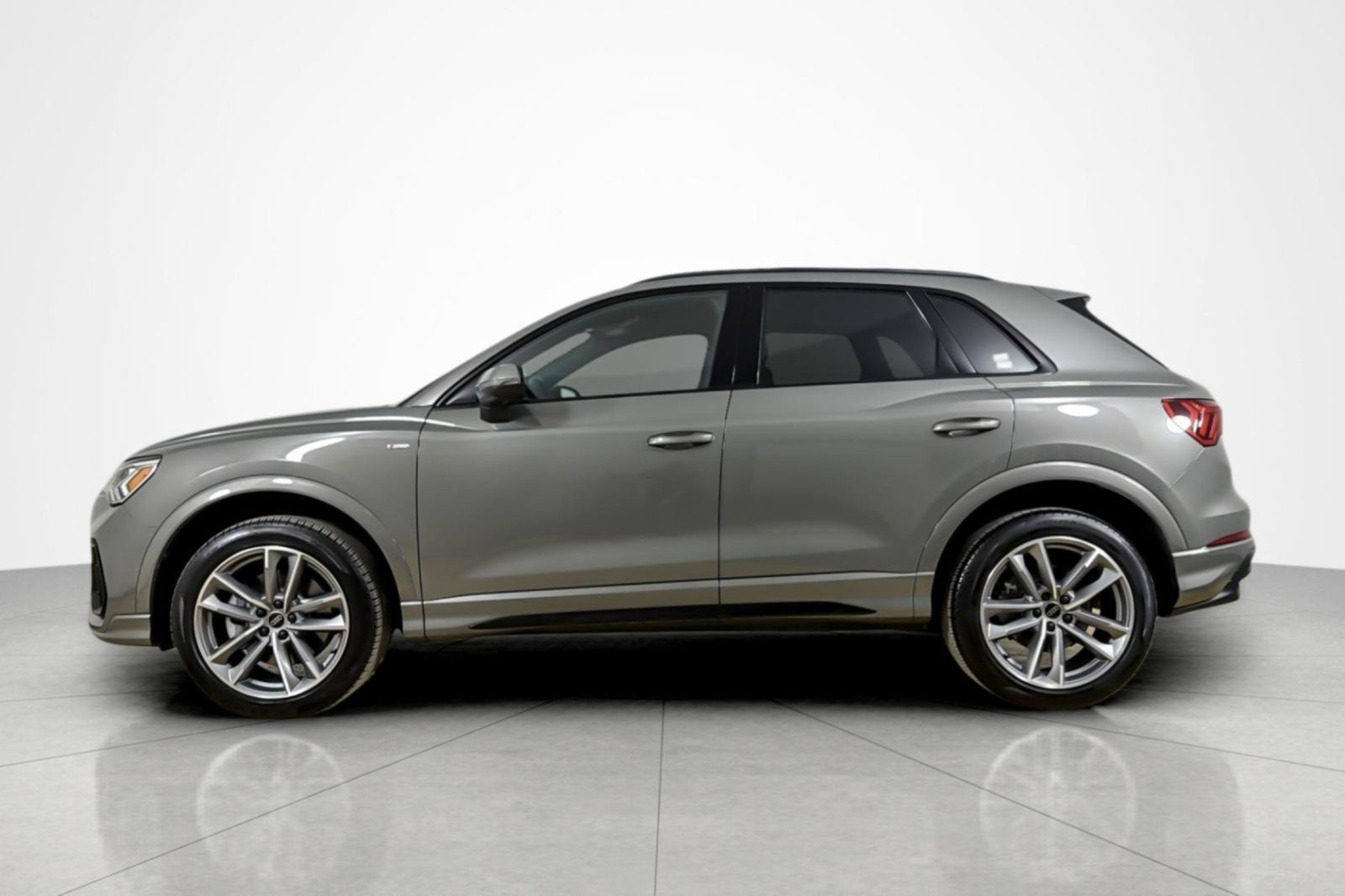 Used 2024 Audi Q3 2.0T Premium w/ Convenience Package AWD/4WD image 2