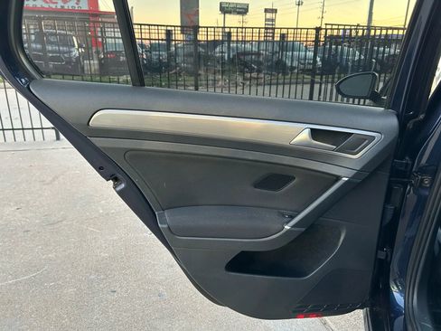 Used 2016 Volkswagen Golf S image 18