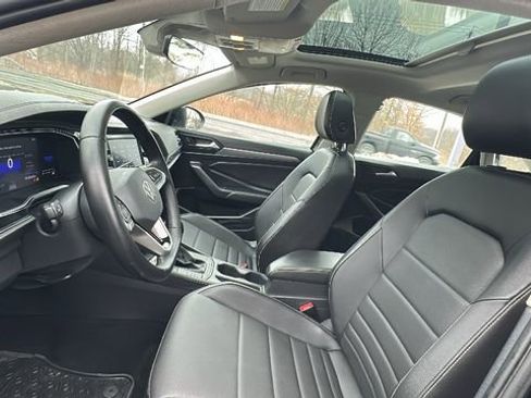 Used 2022 Volkswagen Jetta SE image 22