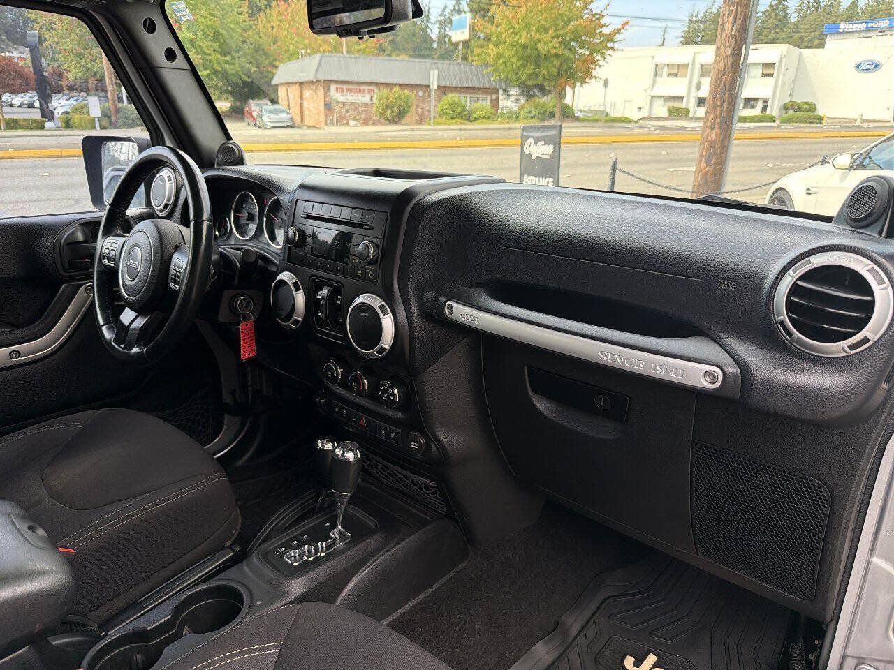 Used 2013 Jeep Wrangler Unlimited Sahara w/ Connectivity Group AWD/4WD image 18