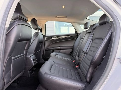 Used 2018 Ford Fusion SE w/ Equipment Group 602A FWD image 15